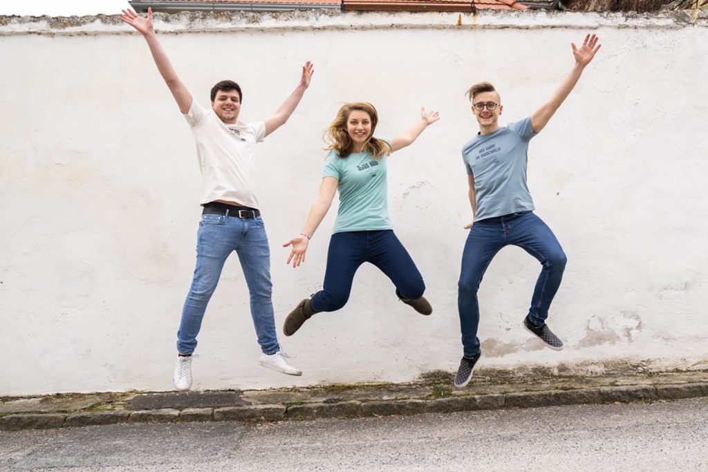 OstSeele - Junge Models mit Mundart-Shirts