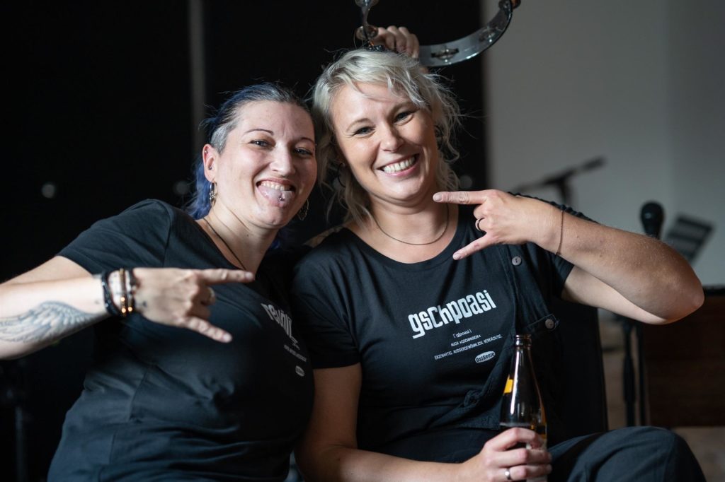 OstSeele - textile Mundart - Zwei Damen posieren