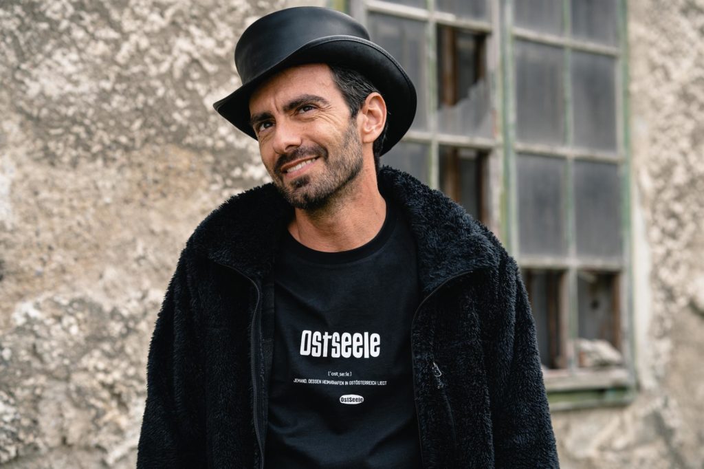 OstSeele - textile Mundart - Ein Mann posiert mit Hut