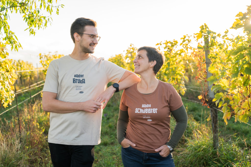 OstSeele - textile Mundart - Geschwister schauen sich gegenseitig an